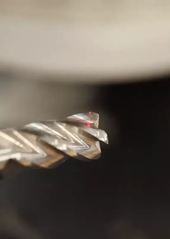 Narzędzie skrawające podczas pomiaru geometrii ostrza w&nbsp;systemie Alicona EdgeMaster