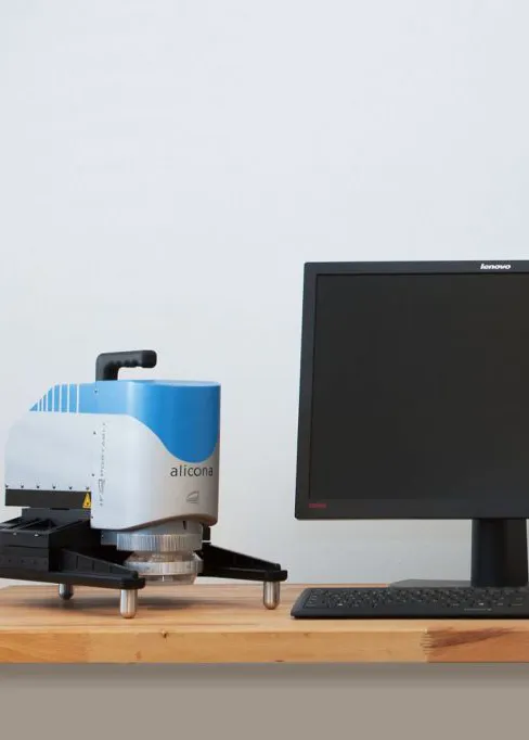 Stanowisko pomiarowe IF-PortableRL: głowica pomiarowa, komputer i&nbsp;jednostka sterująca do pomiaru nierówności i&nbsp;kształtu 2D/3D