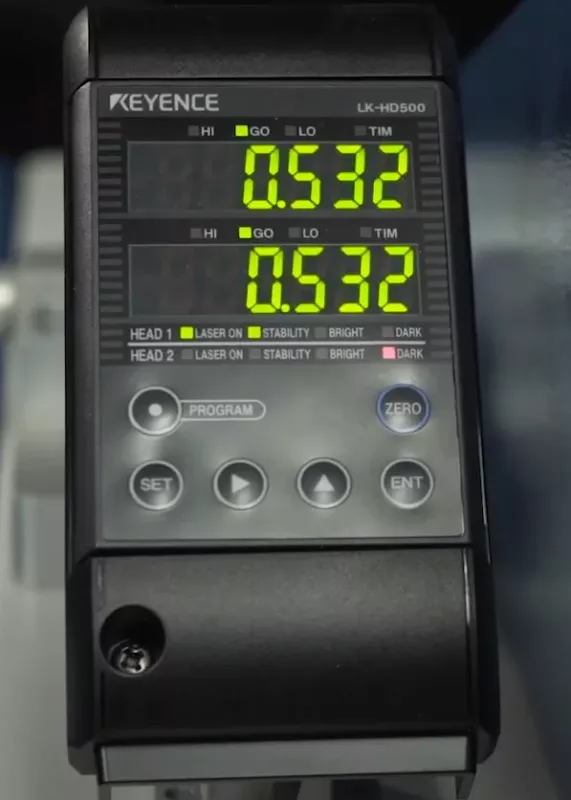 Panel czujnika laserowego KEYENCE LK-HD500 wykorzystywanego w&nbsp;systemie AreX do precyzyjnego pozycjonowania próbki