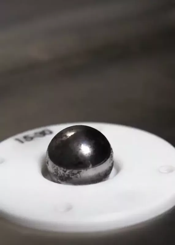 Hemisferyczna próbka stalowa w&nbsp;uchwycie pomiarowym przed badaniem austenitu szczątkowego w&nbsp;dyfraktometrze AreX