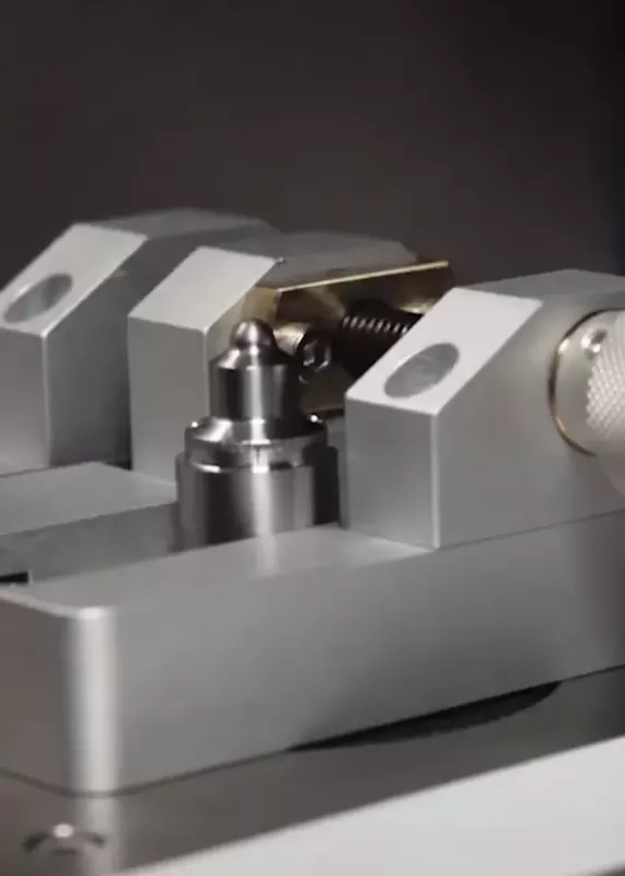 Precyzyjny uchwyt z&nbsp;dociskiem zapewniający stabilne pozycjonowanie próbek w&nbsp;AreX