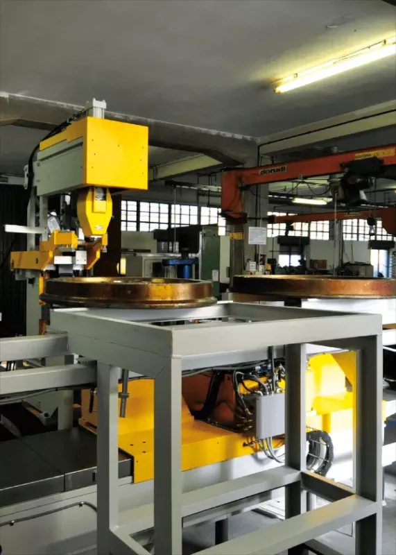 Linia do pomiaru twardości kół kolejowych Ernst – stanowisko w&nbsp;hali produkcyjnej