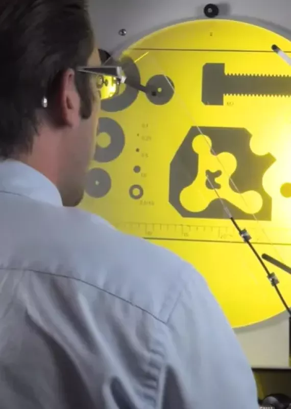 Operator sprawdza kontur detalu na ekranie poziomego projektora pomiarowego Baty – szybka kontrola bezstykowa