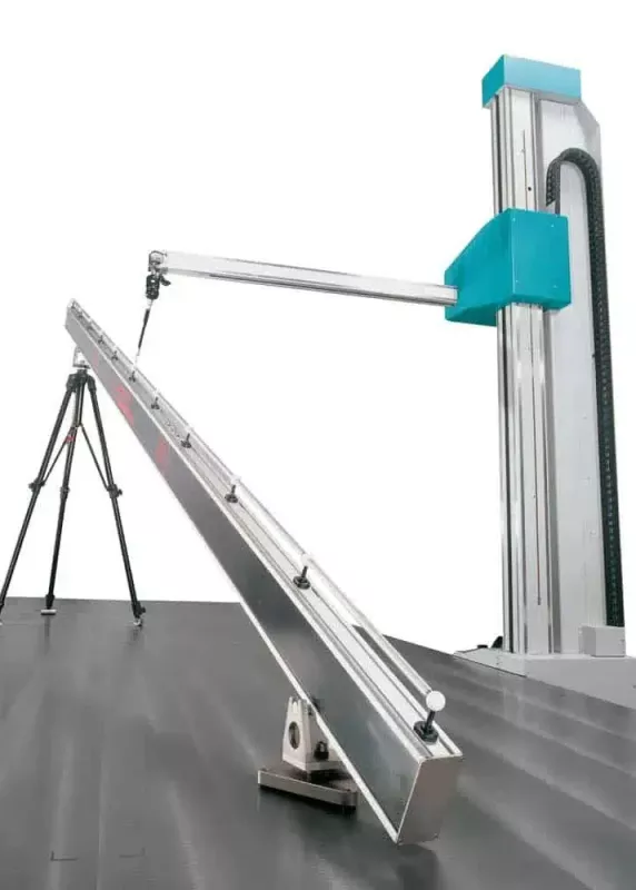 Belka kulowa KOBA używana do kalibracji i&nbsp;sprawdzania osi współrzędnościowej maszyny pomiarowej