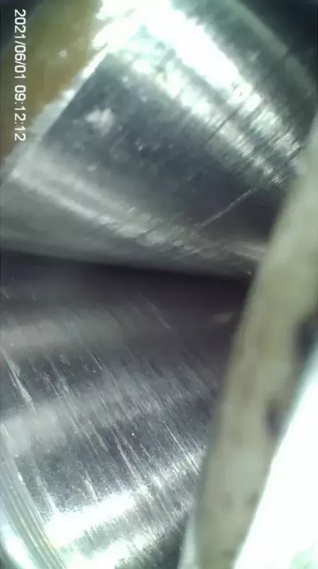 Ujęcie z&nbsp;boroskopu RVI Infinity Innovation przedstawiające gładką, polerowaną powierzchnię walcową wewnątrz podzespołu.