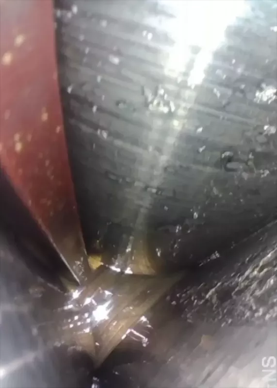 Zbliżenie z&nbsp;boroskopu RVI Infinity Innovation pokazujące szczelinę między elementami metalowymi podczas kontroli jakości.