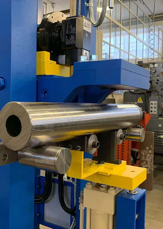 Stanowisko pomiarowe BRE-AUT z&nbsp;zaciskami do mocowania elementów podczas badania twardości