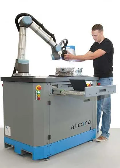 Cobot Bruker Alicona wykonujący pomiar 3D elementu metalowego na stanowisku pomiarowym