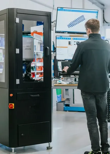 Operator wykonuje pomiar 3D detalu na hali produkcyjnej z&nbsp;urządzeniem Bruker Alicona FocusX