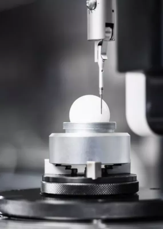 Kalibracja maszyny pomiarowej Formline F900 przy użyciu wzorca kuli