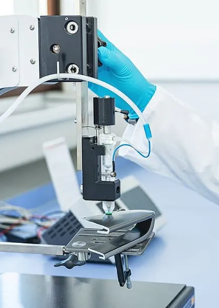 Operator wykonuje pomiar grubości powłok na stanowisku COULOSCOPE CMS2