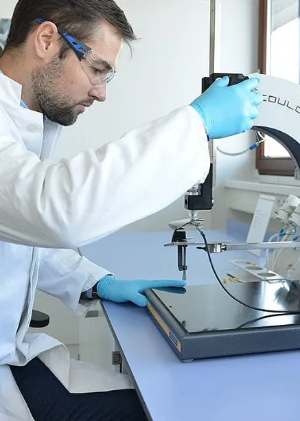 Operator wykonuje pomiar grubości powłok na stanowisku COULOSCOPE CMS2