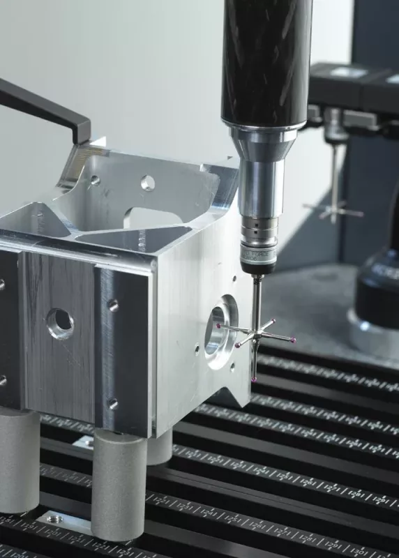 Zbliżenie na sondę pomiarową Renishaw zamontowaną w&nbsp;maszynie współrzędnościowej Deltron CMM