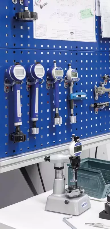 Ręczny pomiar długości i&nbsp;kąta fazy przy użyciu DIATEST Chamfer Gauge na stanowisku kontrolnym