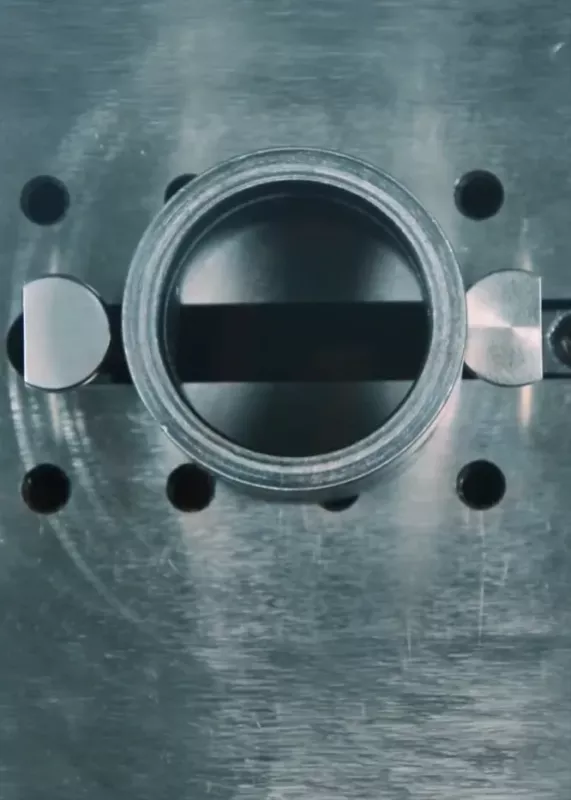 Zbliżenie na chwyt i&nbsp;bazowanie pierścienia na stole DIA-COME