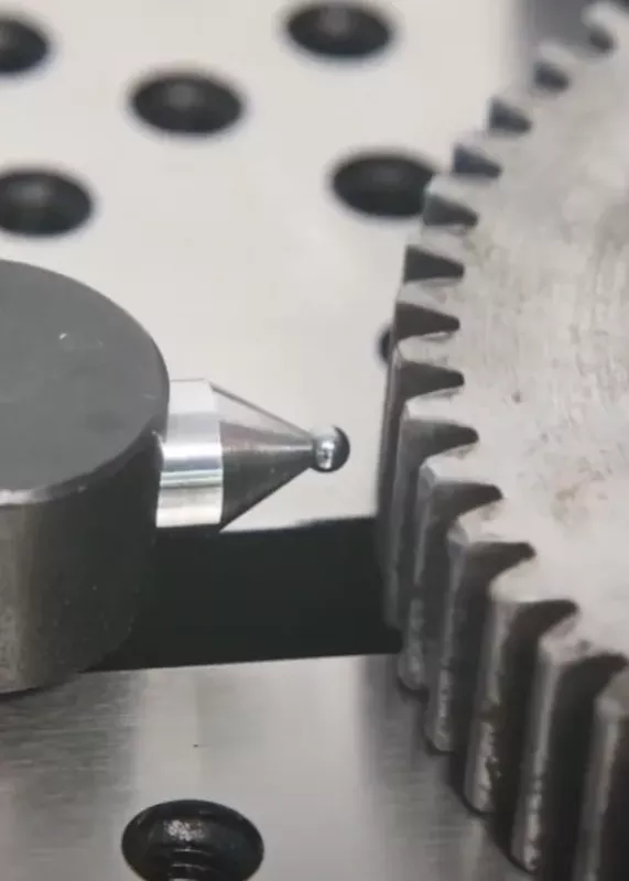 Stół pomiarowy DIA-COME z&nbsp;uchwytami do pomiaru koła zębatego i&nbsp;czujnikiem