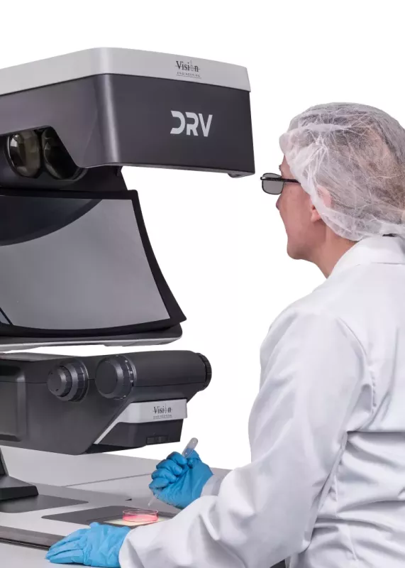 Mikroskop 3D FHD DRV-Z1 na stanowisku badawczym w&nbsp;laboratorium medycznym podczas kontroli próbek w&nbsp;szalce Petriego