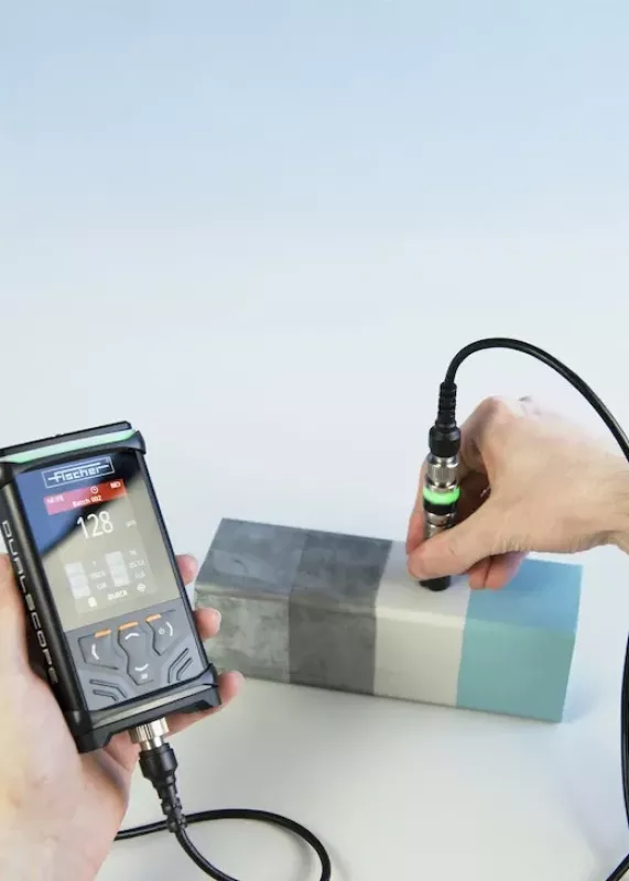 Ręczny miernik grubości powłok DMP 10-20 Helmut Fischer podłączony do komputera podczas pomiaru grubości lakieru
