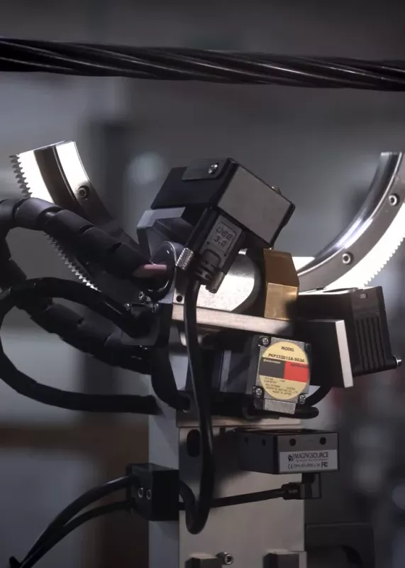 Zbliżenie na goniometr w&nbsp;geometrii theta-theta przenośnego dyfraktometru rentgenowskiego EDGE (GNR) do analizy naprężeń.