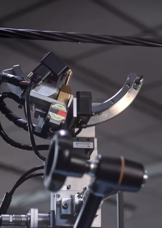 Laserowe pozycjonowanie próbki w&nbsp;przenośnym dyfraktometrze Theta-Theta EDGE (GNR) ułatwiające szybkie i&nbsp;precyzyjne ustawienie miejsca pomiaru.