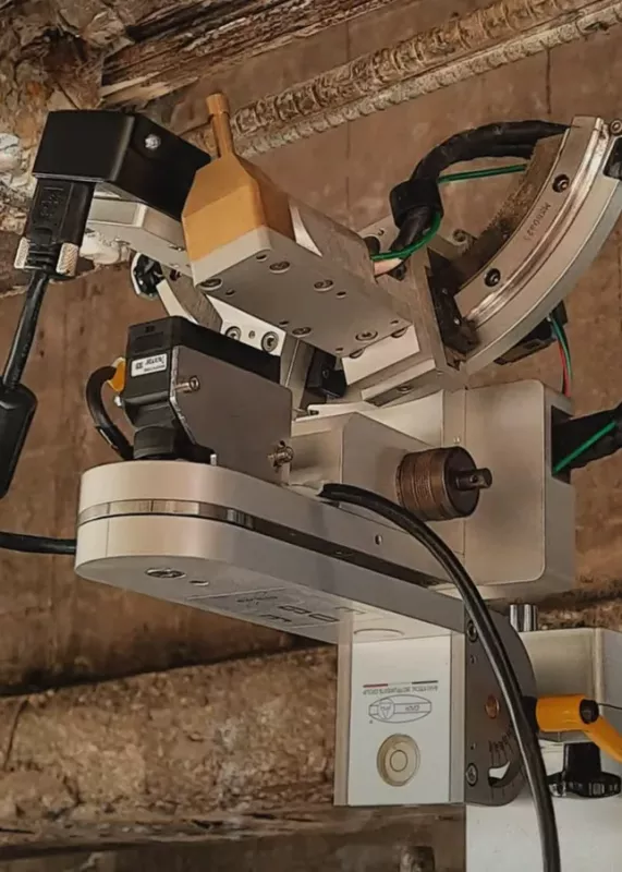 Zestaw przenośnego dyfraktometru Theta-Theta EDGE (GNR) z&nbsp;zasilaniem i&nbsp;walizkami transportowymi – gotowy do pracy w&nbsp;terenie.