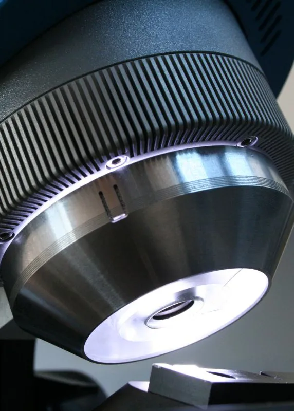 Zbliżenie na obiektyw i&nbsp;ring light w&nbsp;optycznym urządzeniu pomiarowym Alicona EdgeMaster