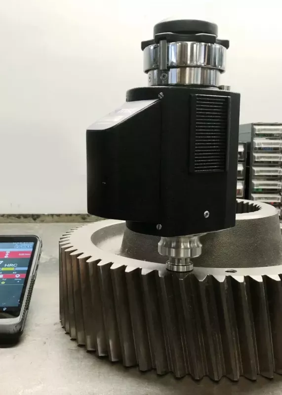 Pomiar twardości e-Dynatest Ernst na kole zębatym – kontrola twardości HRC