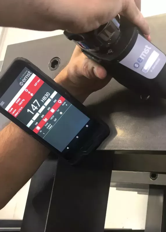 e-Dynatest Ernst w&nbsp;użyciu – ręczny pomiar twardości i&nbsp;odczyt wyniku na tablecie