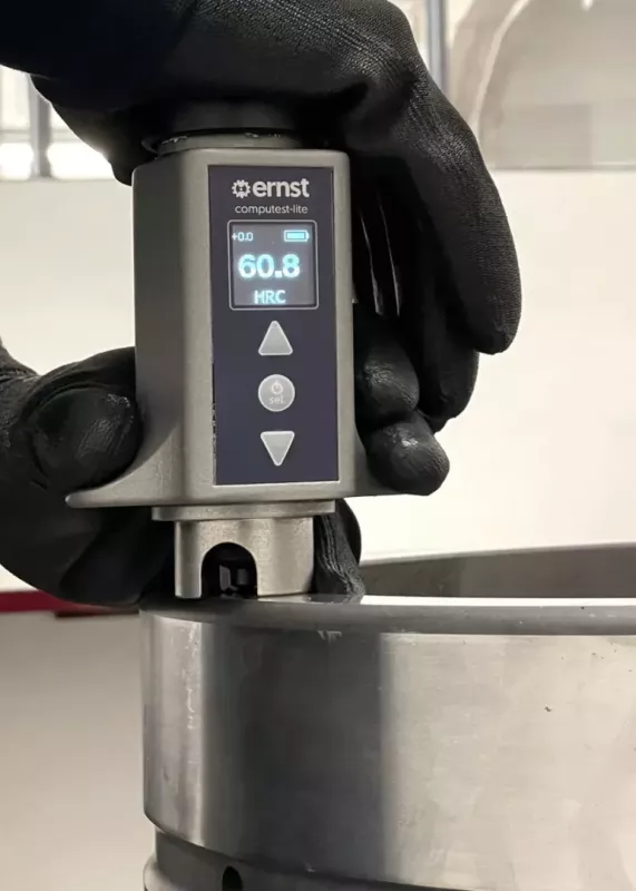 Twardościomierz Ernst Computest LITE wykonuje pomiar twardości na krawędzi stalowego elementu