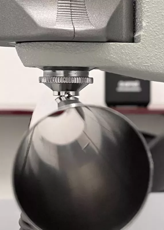 Zbliżenie wgłębnika twardościomierza Ernst Computest LITE podczas pomiaru