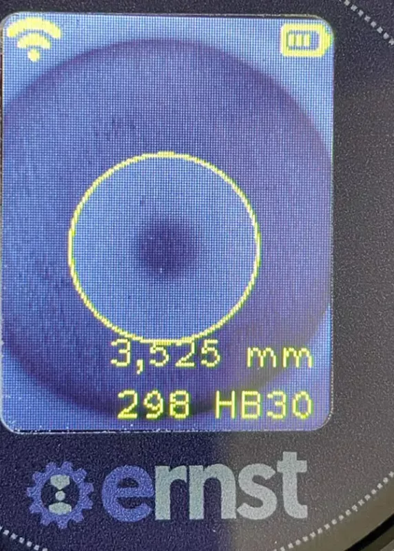 Ernst e-Brio WL – ekran z&nbsp;wynikiem pomiaru twardości Brinella HB30 i&nbsp;średnicą odcisku