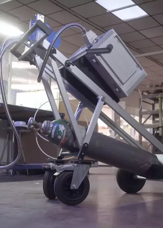 ESAPORT PLUS mobilny spektrometr iskrowy podczas pracy w&nbsp;zakładzie produkcyjnym