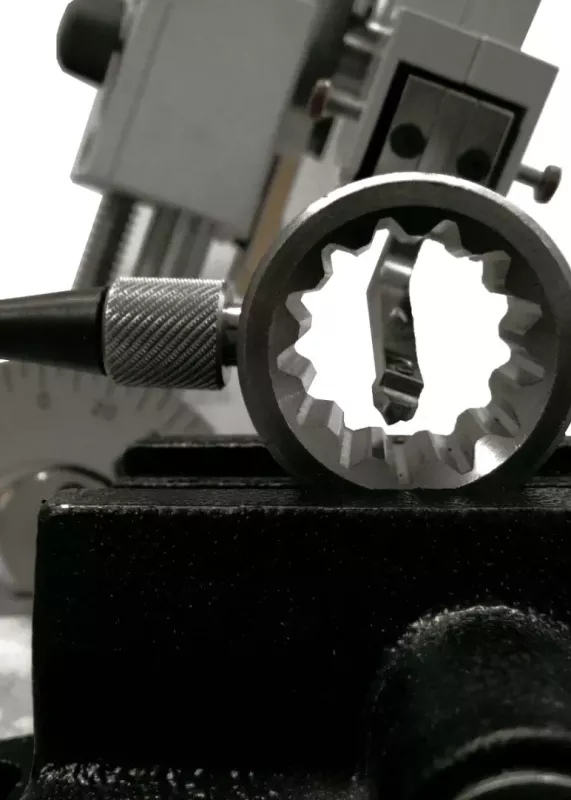 Pomiar twardości wewnątrz elementu (wielowypust) przy użyciu Esatest MTR-X Ernst