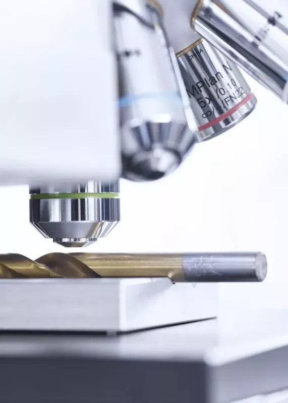 Zbliżenie na pomiar twardości wiertła w&nbsp;twardościomierzu FISCHERSCOPE HM2000