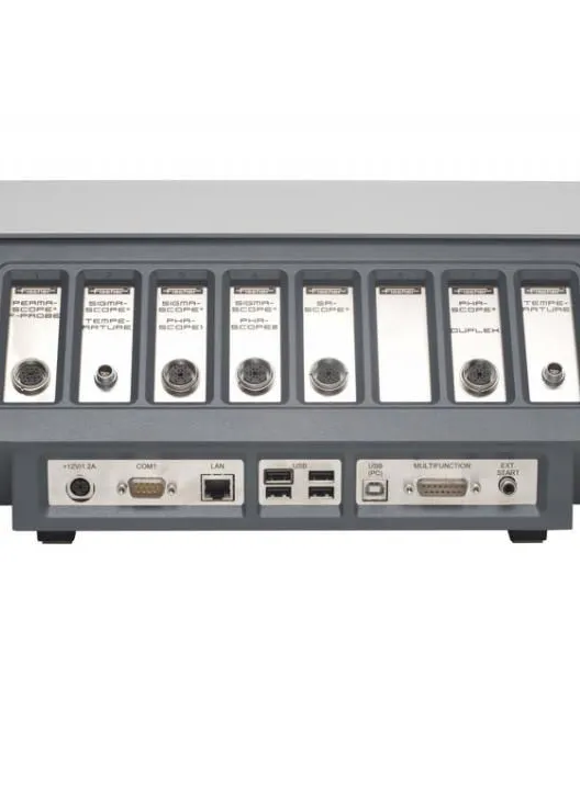 Widok panelu złączy i&nbsp;modułów w&nbsp;stacji pomiarowej FISCHERSCOPE MMS PC2