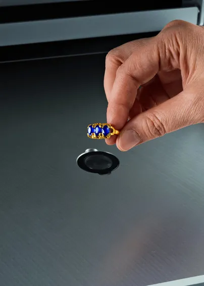 Pomiar pierścionka spektrometrem FISCHERSCOPE X-RAY XAN 250/252 – analiza powłoki i&nbsp;składu