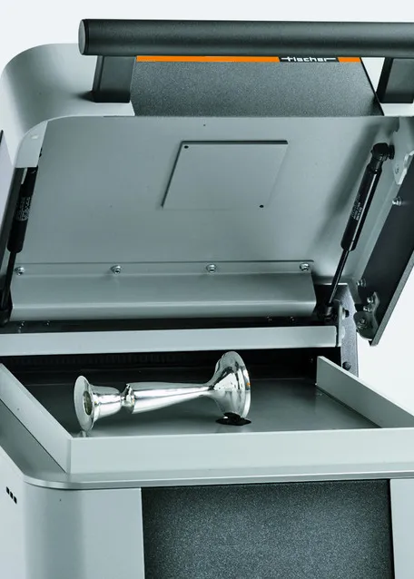 Spektrometr FISCHERSCOPE X-RAY XAN 250/252 – pomiar srebrnej próbki na stole pomiarowym