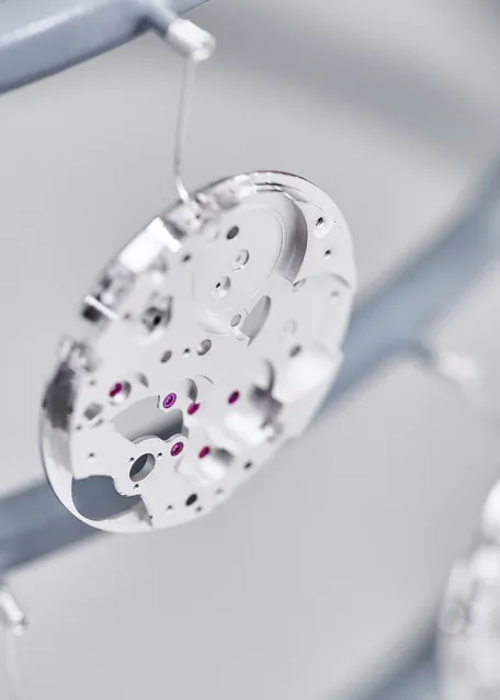 Detail metalowy przygotowany do analizy XRF w&nbsp;Fischerscope X-RAY XDAL 600