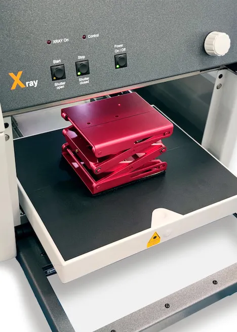 Stolik nożycowy w&nbsp;komorze pomiarowej Fischerscope X-RAY XDAL 600