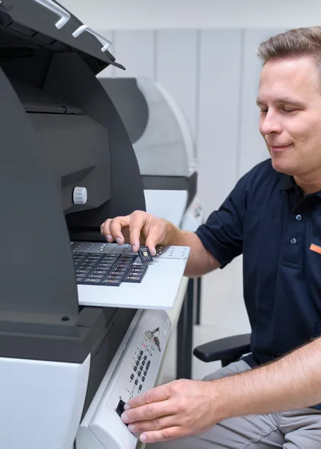 Operator wykonuje pomiar w&nbsp;spektrometrze FISCHERSCOPE X-RAY XDV-μ (zastosowania elektronika/PCB)