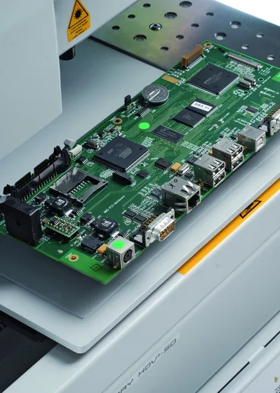 Płytka PCB na stoliku pomiarowym spektrometru FISCHERSCOPE X-RAY XDV-μ