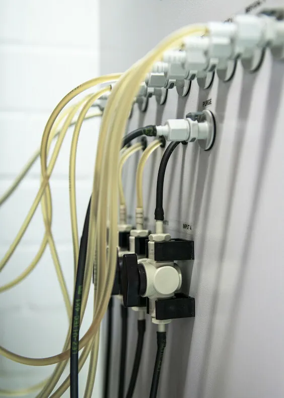 Przyłącza i&nbsp;węże w&nbsp;FISCHERSCOPE XAN Liquid Analyzer (system analizy cieczy)