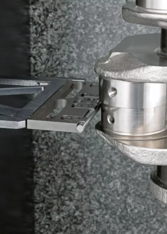 Sonda pomiarowa urządzenia Formline CFM3010 w&nbsp;trakcie kontroli wału korbowego