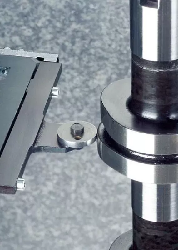 Głowica pomiarowa urządzenia Formline CFM3010 podczas badania wałka rozrządu
