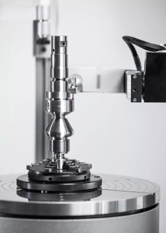 Detal pomiaru precyzyjnego elementu cylindrycznego w&nbsp;systemie Formline F900