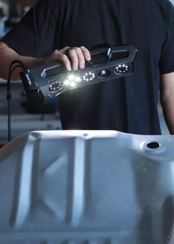 Skanowanie metalowego zbiornika przy użyciu ręcznego skanera 3D Go!SCAN SPARK