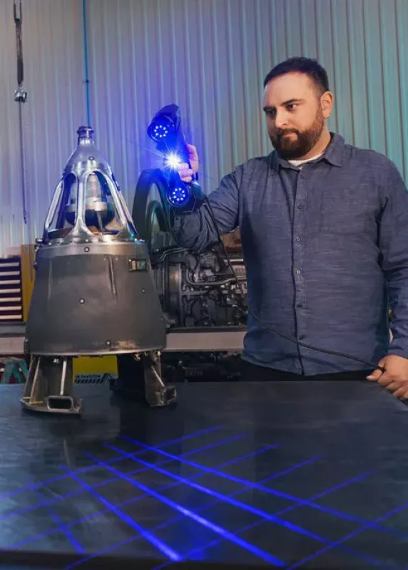 Skanowanie 3D stożka wylotowego silnika lotniczego skanerem HandySCAN BLACK