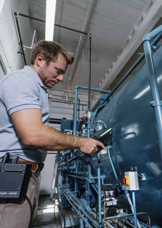 Inżynier używający HandySCAN EVO z&nbsp;Mobility Kit do skanowania zbiornika przemysłowego 3D