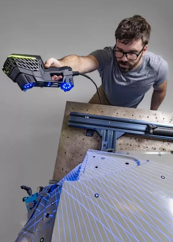 Inżynier używający HandySCAN EVO do skanowania maski pojazdu ciężarowego