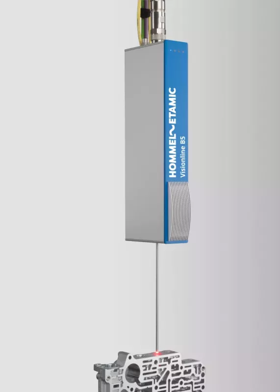 Czujnik Visionline B5 firmy HOMMEL-ETAMIC w&nbsp;trakcie pomiaru elementu metalowego – ITA Polska